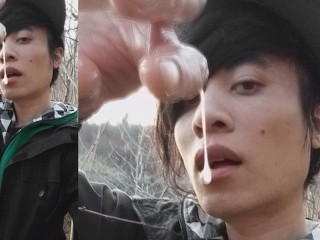 Jon Arteen 手淫他的小鸡巴，射出的精液粘在他的手指上