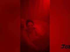 Sex amour passionnel dans le spa qui termine dans la chambre