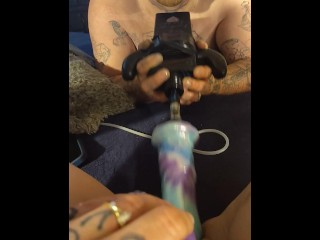 Жена быстро кончает с секс-машиной