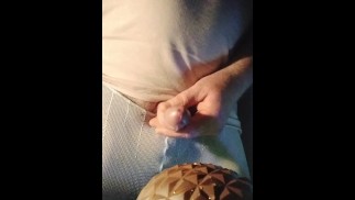 Crossdresser pisst und wichst auf Schokoladenei-Tasteeee