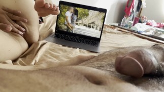 با پام موقع پورن دیدن با کیرش بازی میکنم | Footjob during watching porn