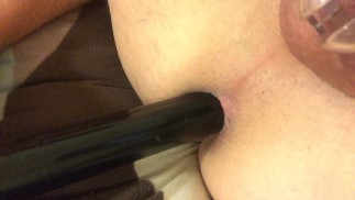 Sklave fickt sich selber wärend sein Penis eingesperrt ist