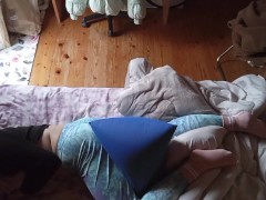 クッションお股に挟んで腰ヘコオナニー