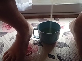 コップにおしっこ