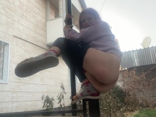 Она думала, что никто не видит, но Alice пописала на улице 3 раза и не могла остановиться