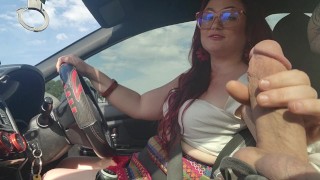 Милфа Hot дрочит во время вождения для Uber