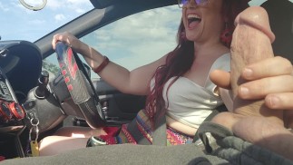 Милфа Hot дрочит во время вождения для Uber