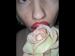 Я облизываю твой член, он похож на розу