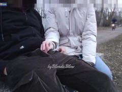 Relaxing massage with caught in the middle of the park - Screenshot 5 of 16 - Public Hand Job