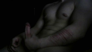 Альтернативный парень гладит член