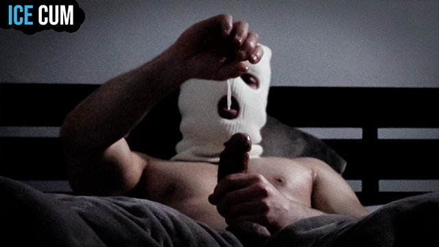 Hot Model Jerking zijn grote lul in bed en spelen met Cum