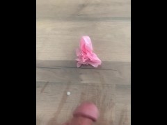 Jeune Arabe rejouis 5 min après avoir essuyé la table