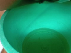 我慢できなくてバケツにパンツずらしておしっこ 15/16