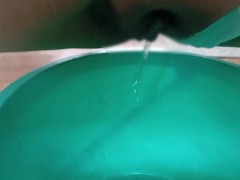我慢できなくてバケツにパンツずらしておしっこ 3/16