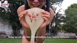 Nastila Balloons: Стеклянный шар лопается вместе с ладонью (Полное видео в C4S/OF/MV/Membersite)