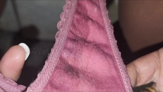 我的丁字裤变得如此臭味和奶油阴部放电 - 我让我的继父闻了这一切