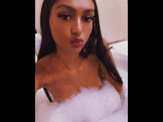 18-летняя индийская девушка в бане больше эксклюзивного контента на Onlyfans