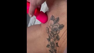 Fitte MILF mit einem Pussy-Tattoo und einem schönen Kitzler hat einen lauten stöhnenden Orgasmus