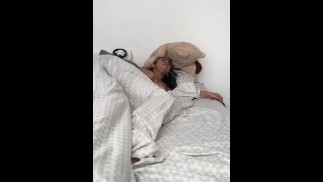 Я трахаю киску своей девушки и заполняю ее.