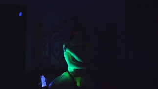 Blacklight UV Raver Glow Светящийся фаллоимитатор шоу Fetish Dolly фетиш модель светится зеленым