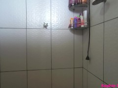 Loira gostosa com peitos naturais lindos tomando banho e dançando!