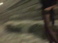 Фембой гуляет голий на улисе с дилдом в попе - Screenshot 2 of 16 - на публіці