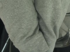 椅子に座っているスウェットを着た男性がおしっこを漏らしてしまう・・・ - Screenshot 1 of 16 - おもらし