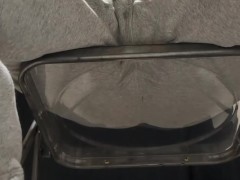 椅子に座っているスウェットを着た男性がおしっこを漏らしてしまう・・・ - Screenshot 11 of 16 - おもらし