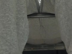椅子に座っているスウェットを着た男性がおしっこを漏らしてしまう・・・ - Screenshot 13 of 16 - おもらし 我慢