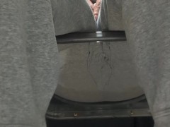椅子に座っているスウェットを着た男性がおしっこを漏らしてしまう・・・ - Screenshot 14 of 16 - おしっこ