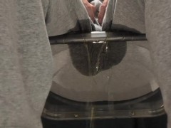 椅子に座っているスウェットを着た男性がおしっこを漏らしてしまう・・・ - Screenshot 15 of 16 - 日本人 おしっこ