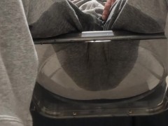 椅子に座っているスウェットを着た男性がおしっこを漏らしてしまう・・・ - Screenshot 16 of 16 - おもらし