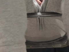椅子に座っているスウェットを着た男性がおしっこを漏らしてしまう・・・ - Screenshot 3 of 16 - おもらし 我慢