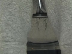 椅子に座っているスウェットを着た男性がおしっこを漏らしてしまう・・・ - Screenshot 5 of 16 - 日本人 おしっこ