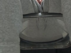 椅子に座っているスウェットを着た男性がおしっこを漏らしてしまう・・・ - Screenshot 6 of 16 - おもらし