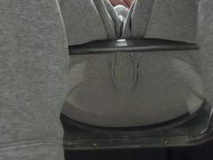 椅子に座っているスウェットを着た男性がおしっこを漏らしてしまう・・・ - Screenshot 7 of 16 - おしっこ おもらし