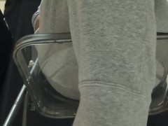 椅子に座っているスウェットを着た男性がおしっこを漏らしてしまう・・・ - Screenshot 8 of 16 - おもらし 我慢