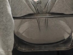 椅子に座っているスウェットを着た男性がおしっこを漏らしてしまう・・・ - Screenshot 9 of 16 - おしっこ