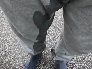 Je me Retire Pour Mouiller Mes Grey Pantalons De Survêtement et Chaussettes, Je Rentre Chez Moi En Chaussures De Pisse