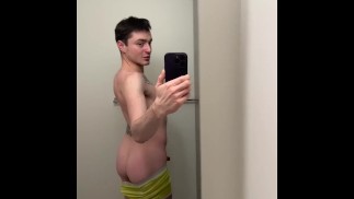 Cutie toont lichaam van hun Amerikaanse kleding slips | Tgirl's archief met de HOMO's in gedachten XO