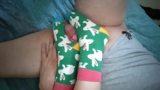 J’étais seule pour Pâques. Alors mon ami coroner est venu me rendre visite. Je lui ai donné un footjob et l’ai fait jouir