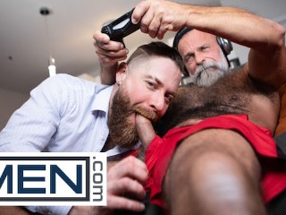 MEN - Daddy Cakes сосет член своего парня Daddy John, пока тот играет, а затем катается