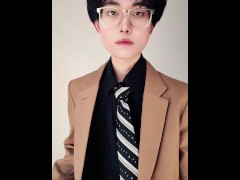 いつもは真面目な彼氏が仕事から帰ってきてスーツ姿で私の前にひざまずいた - Screenshot 2 of 16 - Submissive