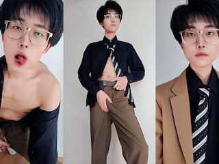 いつもは真面目な彼氏が仕事から帰ってきてスーツ姿で私の前にひざまずいた