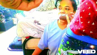 АФРИКАНСКАЯ ПАРА ДОМА ДЕЛАЕТ МИНЕТ, ЧЕРНОКОЖАЯ СОСЕТ БОЛЬШОЙ ЧЛЕН