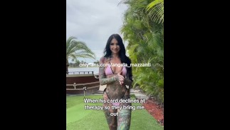 Эротическая задница татуированной женщины - накрашенные щеки на публике!