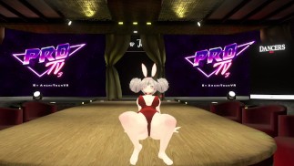 Sexy Bunny Девушка танцует и раздевается на сцене, чтобы заставить тебя Rock