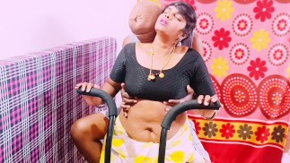 Хозяйка дома трахает сексуальное сари горничной.телугу грязные разговоры.