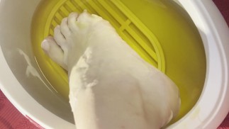 Смотрите, как мои ноги пропитываются воском Hot - любители ног, подойдите ближе!