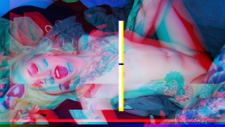 Getatoeëerde Blonde neemt lading op haar buik in close-up